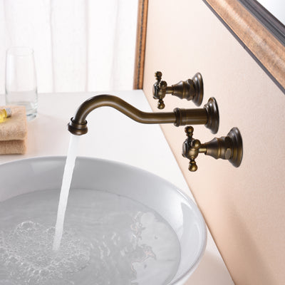 Wandmontierter Wasserhahn aus antikem Messing mit Rohventil – traditionelles Vintage-Thema